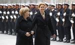 Velkommen. Der var militærparade og store grin, da Merkel mødtes med Thorning-Schmidt i dag. 