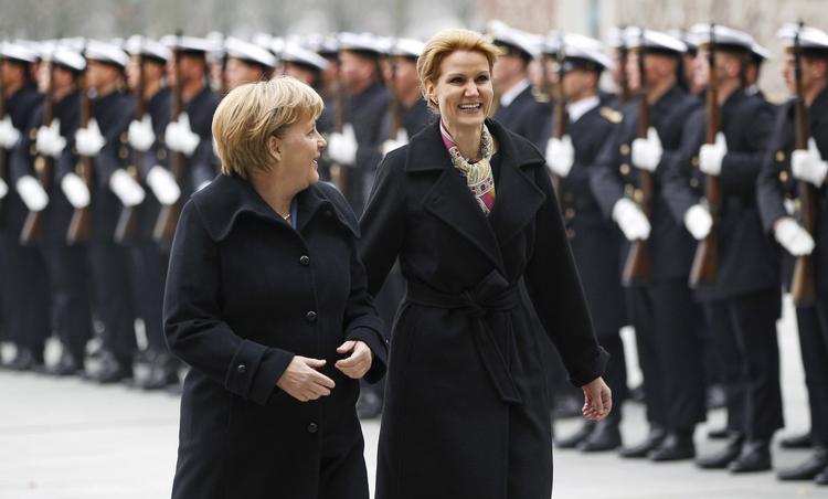 Velkommen. Der var militærparade og store grin, da Merkel mødtes med Thorning-Schmidt i dag. 