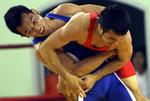 olympisk. Vietnams Dong Van Bien (tv) kæmper hårdt for at få tag i filippineren Angana Margarito i 55 kiloklassen i græsk-romersk brydning ved mesterskaberne i Indonesien. 