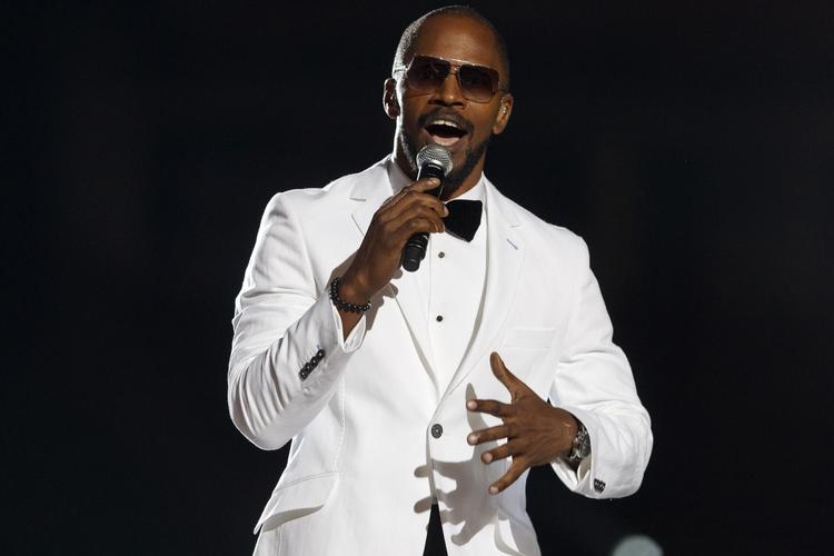 Hyldest. Skuespilleren og sangeren Jamie Foxx optræder her ved en mindekoncert for Michael Jackson i Cardiff for godt en måned siden. 