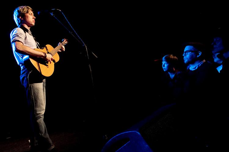 Mesterligt. Der var ikke så meget andet at gøre end at klappe i og lytte efter, da Bill Callahan inviterede indenfor i sit knastørt poetiske univers i Lille Vega. 