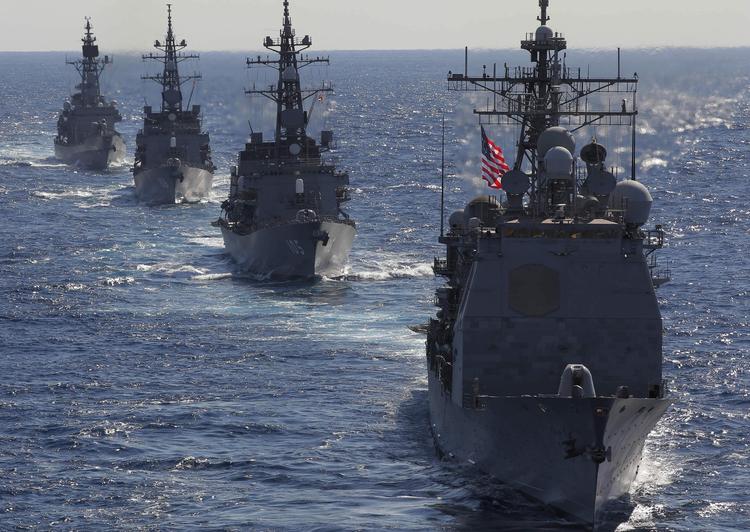 Stillehavet. USA har netop meddelt, at det på ny opruster i Stillehavsregionen - både militært og økonomisk. Så hvis magthaverne i Beijing føler sig udsat for en snigende amerikansk inddæmning, er det ikke uden hold i virkeligheden. 
