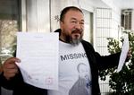 Kvittering. Ai Weiwei uden for det lokale skattekontor i Beijing forleden. 