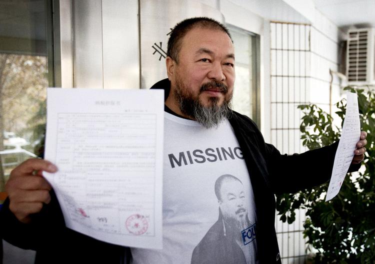 Kvittering. Ai Weiwei uden for det lokale skattekontor i Beijing forleden. 
