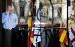 Usikkerhed. Indenfor på Børsen i Madrid var der travlhed dagen igennem. Udenfor opfordrede tusindvis af unge studerende til strejke i protest mod nedskæringer i uddannelsessystemet. 