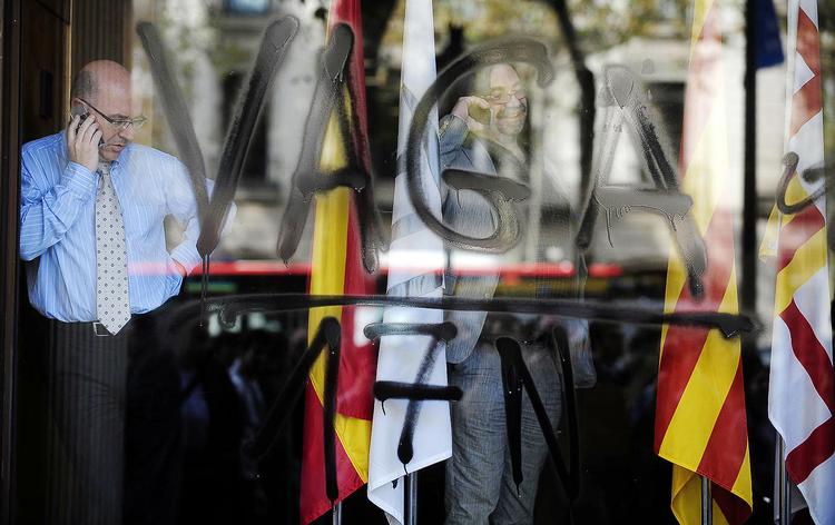 Usikkerhed. Indenfor på Børsen i Madrid var der travlhed dagen igennem. Udenfor opfordrede tusindvis af unge studerende til strejke i protest mod nedskæringer i uddannelsessystemet. 