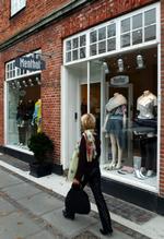 PRIS. Varer i butikkers udstillingsvinduer skal have påført prismærker, ellers er det et brud på loven. (Arkivfoto) 