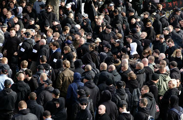 Nazi-register. I fremtiden vil den tyske regering registrere højreorienterede grupperinger og personer for at forhindre vold og terrorvirksomhed fra højrefløjen.På billedet ses nynazister under en demonstration i Berlin. 