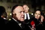 OPRØR. 30 Venstre-lokalformænd ønsker øget brugerbetaling på blandt andet lægebesøg. Det kan stikke en kæp i hjulet på Lars Løkkes Rasmusen (V) angreb på regeringen om, at den røde politik gør det dyrere at være dansker. 