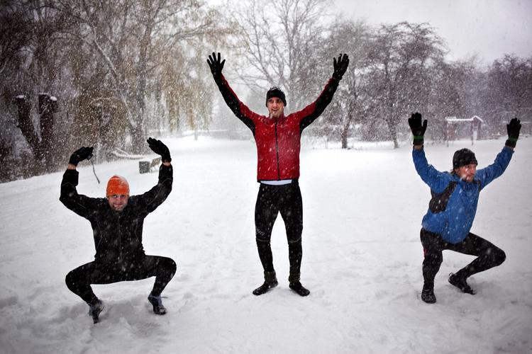 Snejubel. Selvom vejret bliver lunere, kan der sagtens komme perioder med koldt vintervejr og sne, siger DMI. 