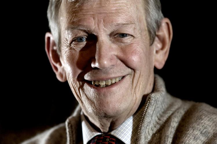 veteran.  Jørn Hjorting var i 28 år vært, når Danmark stillede ind på 'De ringer, vi spiller'. For en gangs skyld er det nu Jørns tur til svare på spørgsmålene. 