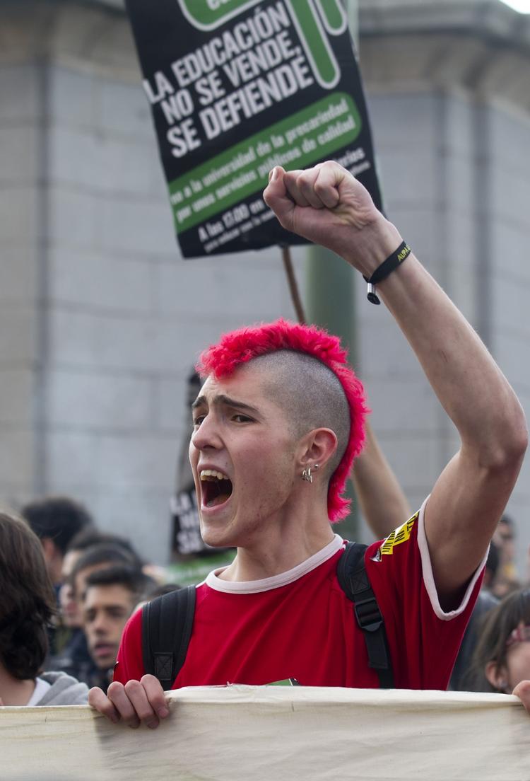 Frustration. Spaniere i tusindvis var i går på gaden i Madrid for at demonstrere mod arbejdsløshed og besparelser på uddannelser som følge af den økonomiske krise. 