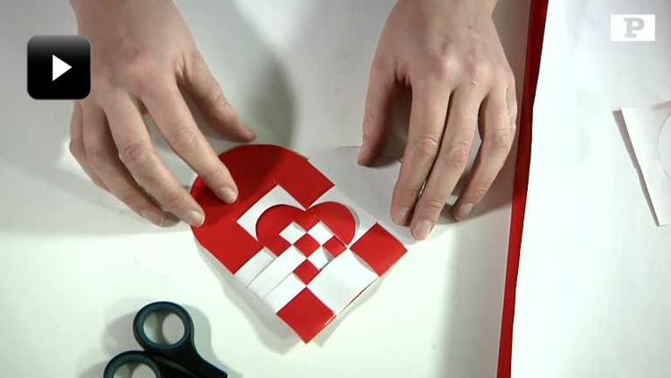 To-i-én. Se, hvordan du fletter et hjerte med et indvendigt hjerte i tv-klippet nederst på siden. 
