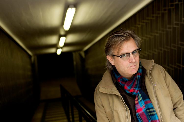 Poetisk humorist. Bent Hamer sætter pris på det kuriøse. detaljen, der svømmer rundt i virkelighedens hav, men kan fiskes op og foldes ud til hele spillefilm. 