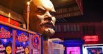 Festlig. På Kalinka bunder man iskolde vodkaer i skyggen af en gigantisk, lysende Lenin-buste. 