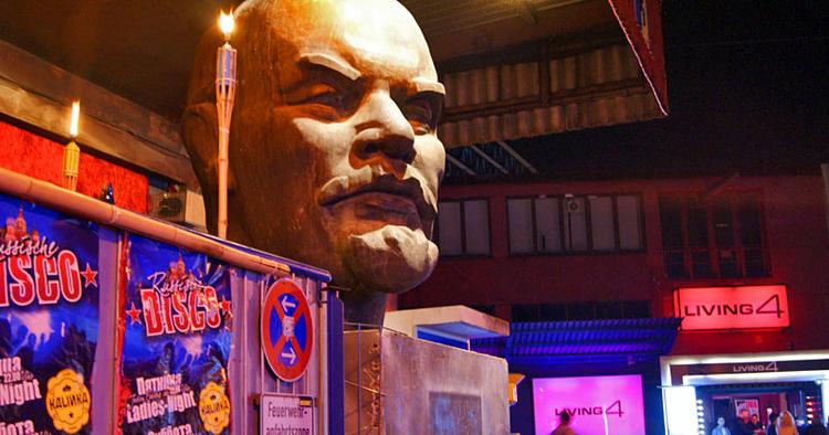 Festlig. På Kalinka bunder man iskolde vodkaer i skyggen af en gigantisk, lysende Lenin-buste. 
