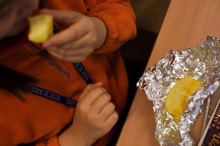 Skadeligt. Man kan undgå skadelige stoffer ved at pakke sin mad ind i for eksempel sølvpapir. 