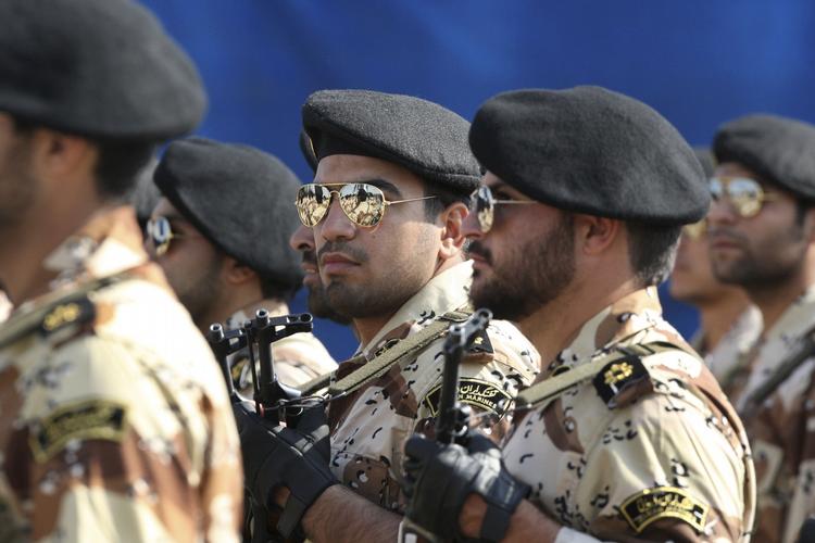 MILITÆRØVELSE. En storstilet øvelse skal teste Irans evne til at forsvare sig mod angreb. Den har bl.a. deltagelser af enheder fra regimets såkaldte revolutionsgarde. 
