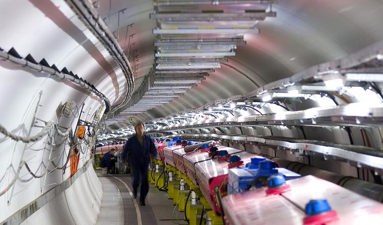 FYSIKFORSØG. Teknikere efterser grejet inden 'affyringen' af elementarpartiklerne fra Cern. 