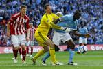 kampklar. Både Thomas Sørensen (tv.) med Stoke og Mario Balotelli med Manchester City spiller på hjemmebane i denne spillerunde. 
