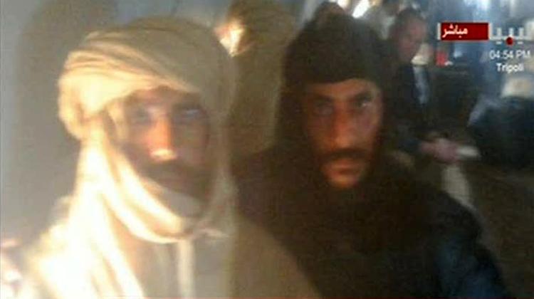 Optagelser. Libysk stats-tv viste billeder af den tilfangetagne Saif al-Islam Gaddafi (t.v.). Til højre sidder en vagt. 