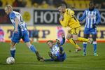 Duel. Horsens Martin Spelmann hopper over OB´s Chris Sørensen, men OB'erne endte alligevel ovenpå i dagens kamp. 
