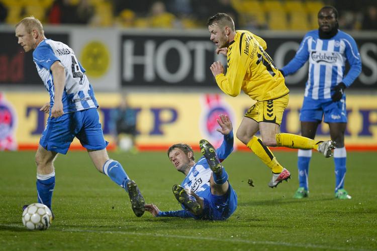 Duel. Horsens Martin Spelmann hopper over OB´s Chris Sørensen, men OB'erne endte alligevel ovenpå i dagens kamp. 
