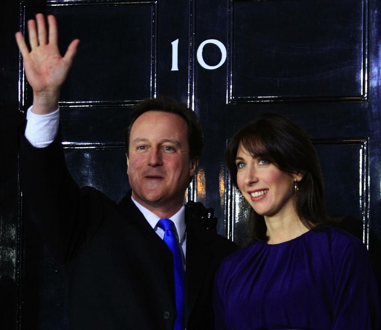 FORBRYDELSEN-FANS. David og Samantha Cameron - her fotograferet foran premierministerboligen i Downing Street nr. 10 - er vilde med den danske tv-serie. 