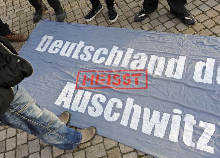 Modstand. Optrevlingen af den nynazistiske gruppe førte forleden til demonstration i byen Erfurt. »Tyskland hedder Auschwitz«, stod der på et banner. 