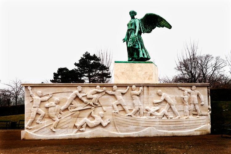 Det nyhuggede monument. Og sådan ser det ud nu efter at være genskabt af stenhuggermester fra Hvidovre, Flemming Brian Nielsen. Samtidig har statuen på toppen fået ny krans af laurbær- og egeblade. 