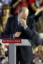 Presset. En hårdt trængt leder af de spanske socialister, Alfredo Rubalcaba, ved et valgmøde i fredag. 