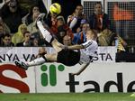 Sprællemand. Valencias Jeremy Mathieu spræller, men forgæves, i holdets opgør med Real Madrid. 
