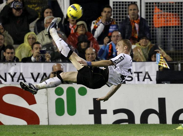 Sprællemand. Valencias Jeremy Mathieu spræller, men forgæves, i holdets opgør med Real Madrid. 