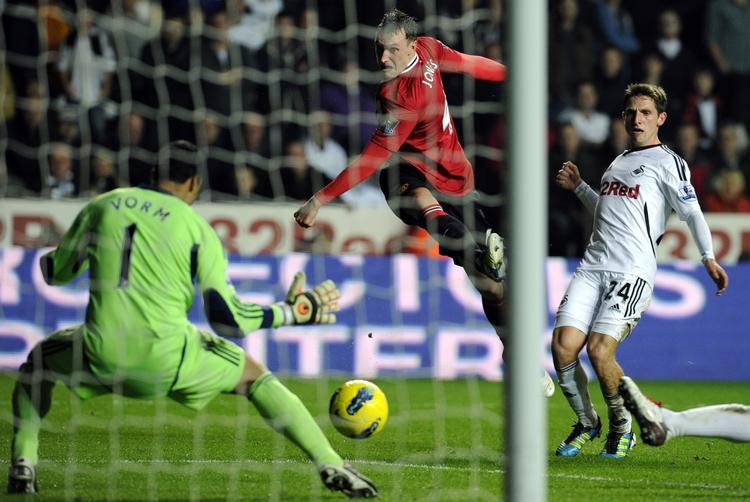 Forgæves. Phil Jones forsøger sig, men Manchester-spillerne var ganske tandløse foran mål. 