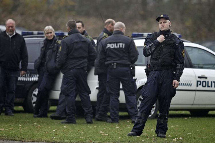 Politi. Der er dukket omkring 100 betjente op til rivalopgøret mellem brøndby og FCK. Imens er FCK-fans blevet hjemme. 