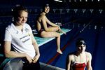 Hjemmefra. Esbjerg er hjemmebane for (set fra venstre) Pernille Larsen, Amalie Emma Thomsen og Pernille Juel, der blandt de kvindelige danske svømmere rangerer lige under de fem p.t. OL-kvalificerede. Fra på torsdag er de alle i konkurrence ved kortbane-DM i Thisted. 