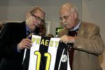 HÆDRET. I forbindelse med landsholdets 100-års-jubilæum i 2008 fik Carl Aage Præst (tv.) overrakt en Juventustrøje af Frits Ahlstrøm. 