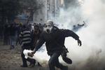 Sammenstød. Egyptisk militær og politi vil have demonstranterne væk fra Tahrir-pladsen i Kairo og har efter to dages sammenstød iværksat massiv indsats for at få dem fjernet. 