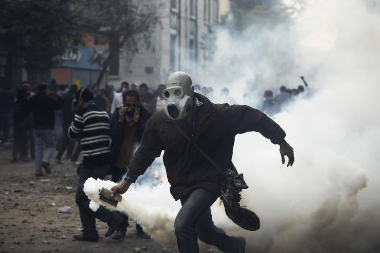 Sammenstød. Egyptisk militær og politi vil have demonstranterne væk fra Tahrir-pladsen i Kairo og har efter to dages sammenstød iværksat massiv indsats for at få dem fjernet. 