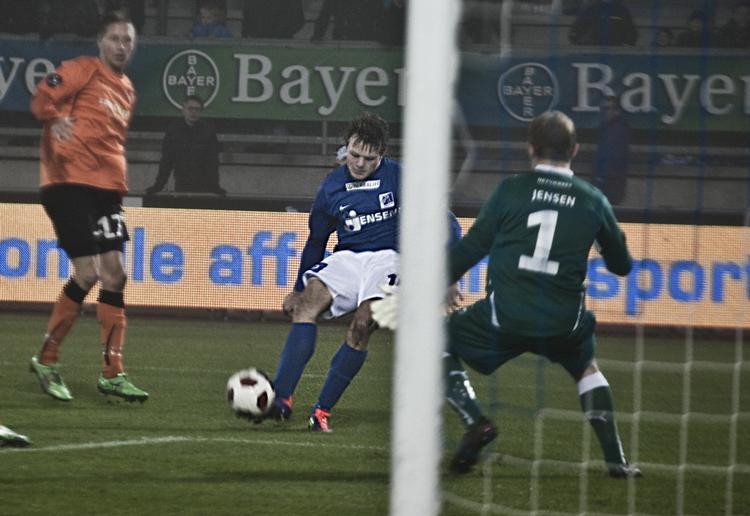 1-0. Med denne detalje indledte Emil Larsen scoringen på Lyngby Stadion, hvor han også scorede det udlignende mål. 
