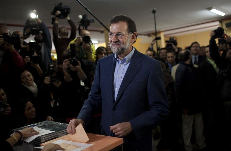 Sejrherre. Mariano Rajoy afgiver sin stemme ved valget, hvor han endelig ser ud til at vinde. 