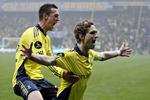1-0. Med et hovedstødsmål bragte Clarende Goodson (th.) Brøndby foran, hvilket Brent McGrath var ret glad for. 