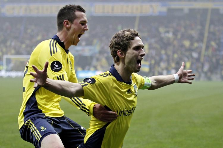 1-0. Med et hovedstødsmål bragte Clarende Goodson (th.) Brøndby foran, hvilket Brent McGrath var ret glad for. 