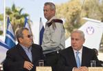 Advarsel. Ehud Barak - der her ses til venstre for ministerpræsident Benjamin Netanyahu - truer styret i Teheran. 