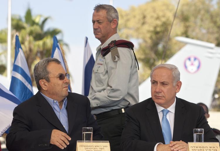 Advarsel. Ehud Barak - der her ses til venstre for ministerpræsident Benjamin Netanyahu - truer styret i Teheran. 