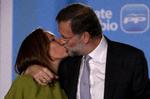 Glæde. Mariano Rajoy fik naturligvis et sejrskys fra hustru Elvira Fernandez. 