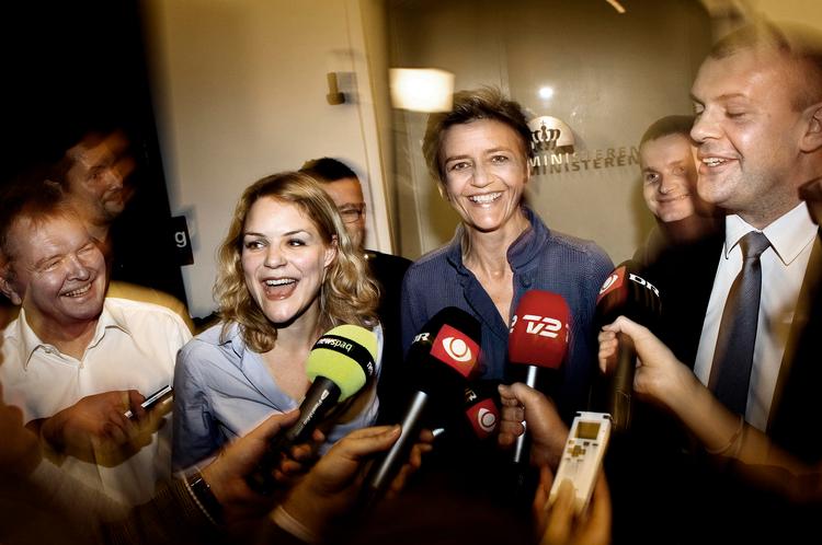 Forløsning. Den nye S-R-SF-regering og Enhedslisten var lykkelige for deres første finanslovsaftale, men kommunerne er bekymrede. 