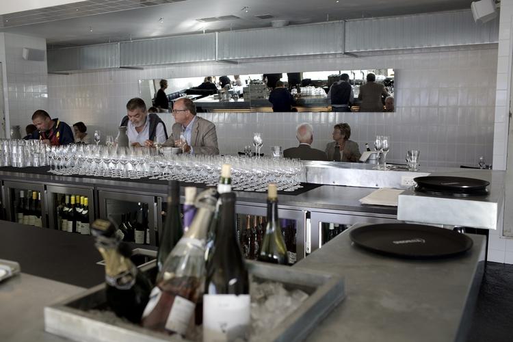 Hygge. En plads i baren på Fiskebar, god mad og dejligt selskab. Nomas personale guider til deres favoritter i København. 