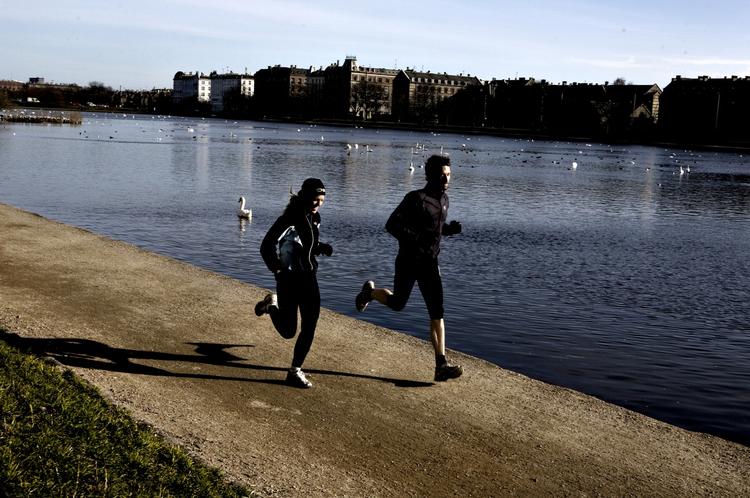 træning. Man skal ikke træne, når man har en akut skade, for eksempel hvis man forstuver et ankelled. Men efter et par dage kan man begynde at træne bevægelse, balance og musklerne for eksempel på en kondicykel og så optrappe træningen efter nogle uger, siger ekspert. 