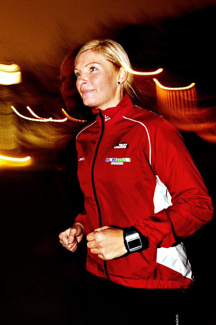 HJÆLPEMIDLER.  Facebook og det store Garmin Forerunner løbeur er Ann  Ottesens følgesvende på vejen mod årets tredje maraton  nytårsaften på Amager.  Foto: Jacob Ehrbahn 